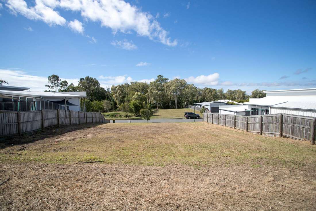 14 Caroval Drive, Rural View - Thumbnail 3