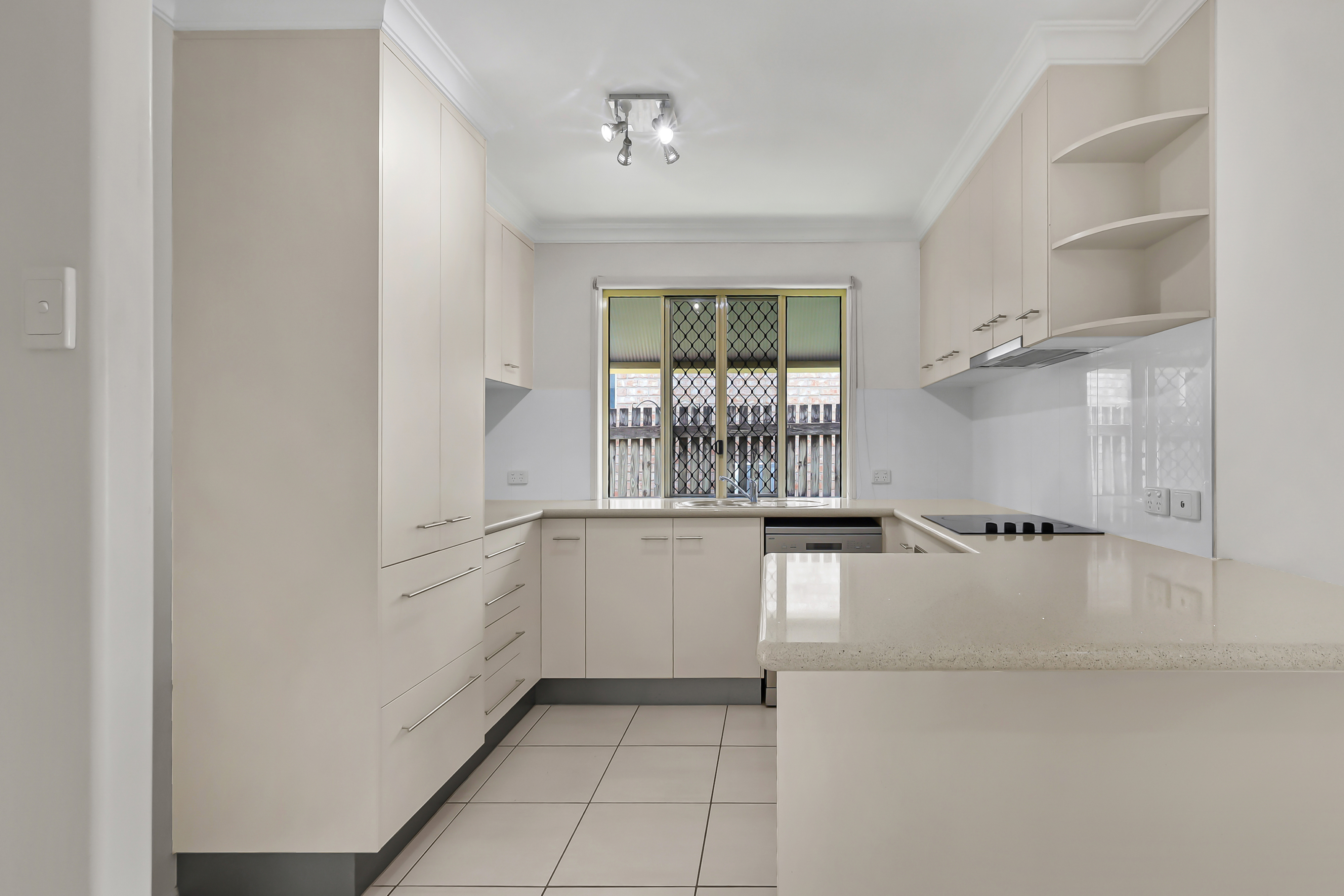 2/8 Steen Street, South Mackay - Thumbnail 3