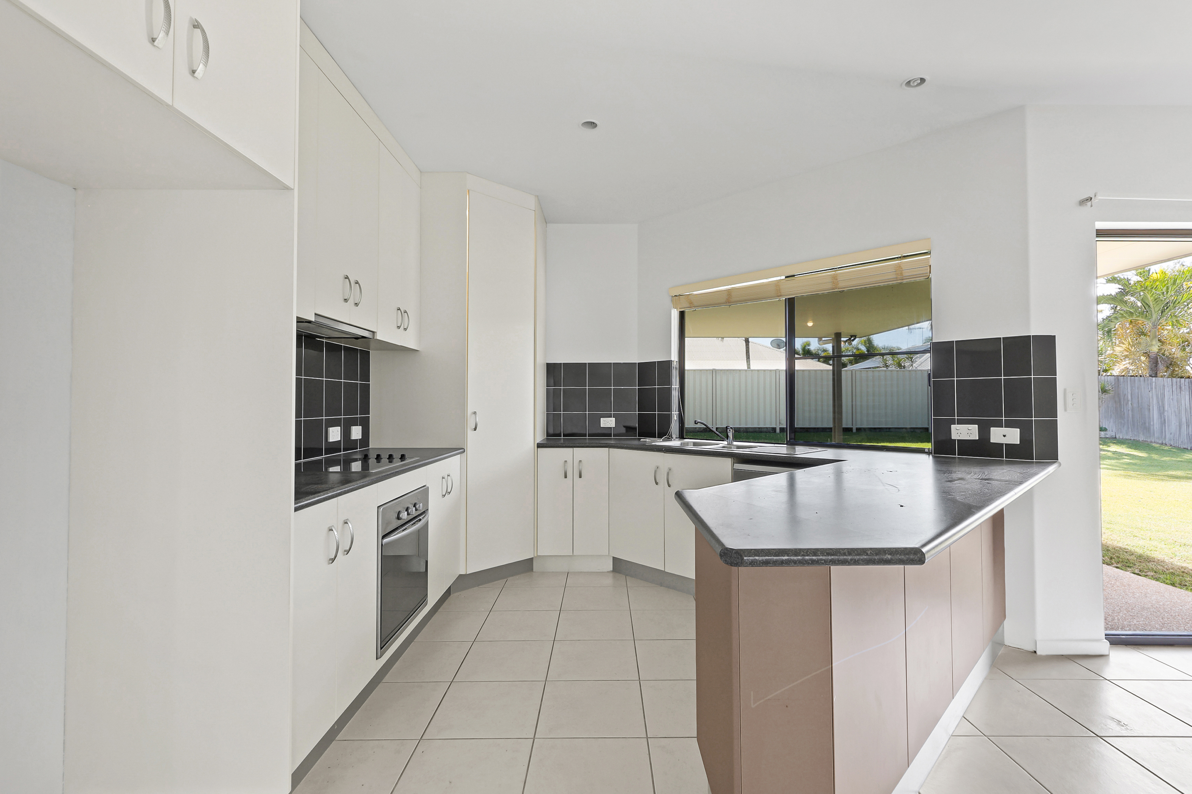 3 Seafarer Court, Blacks Beach - Image 1