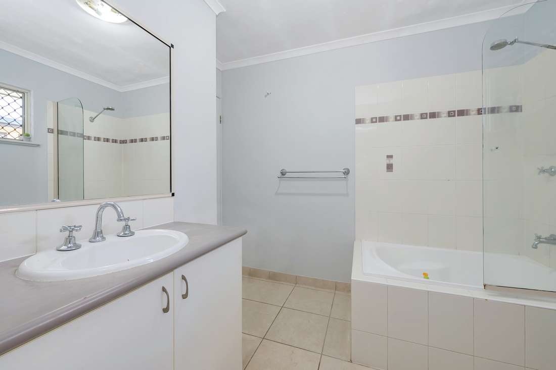 59 Crestbrook Drive, Mount Louisa - Thumbnail 5