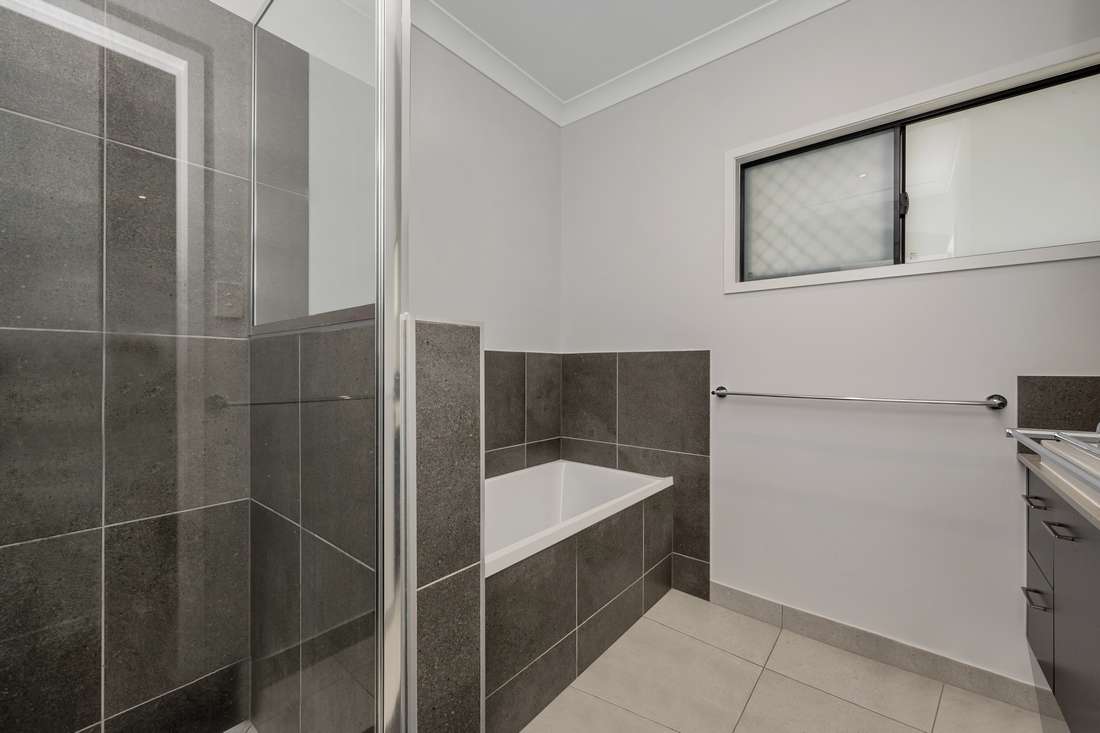 49 The Grange, Shaw - Thumbnail 8