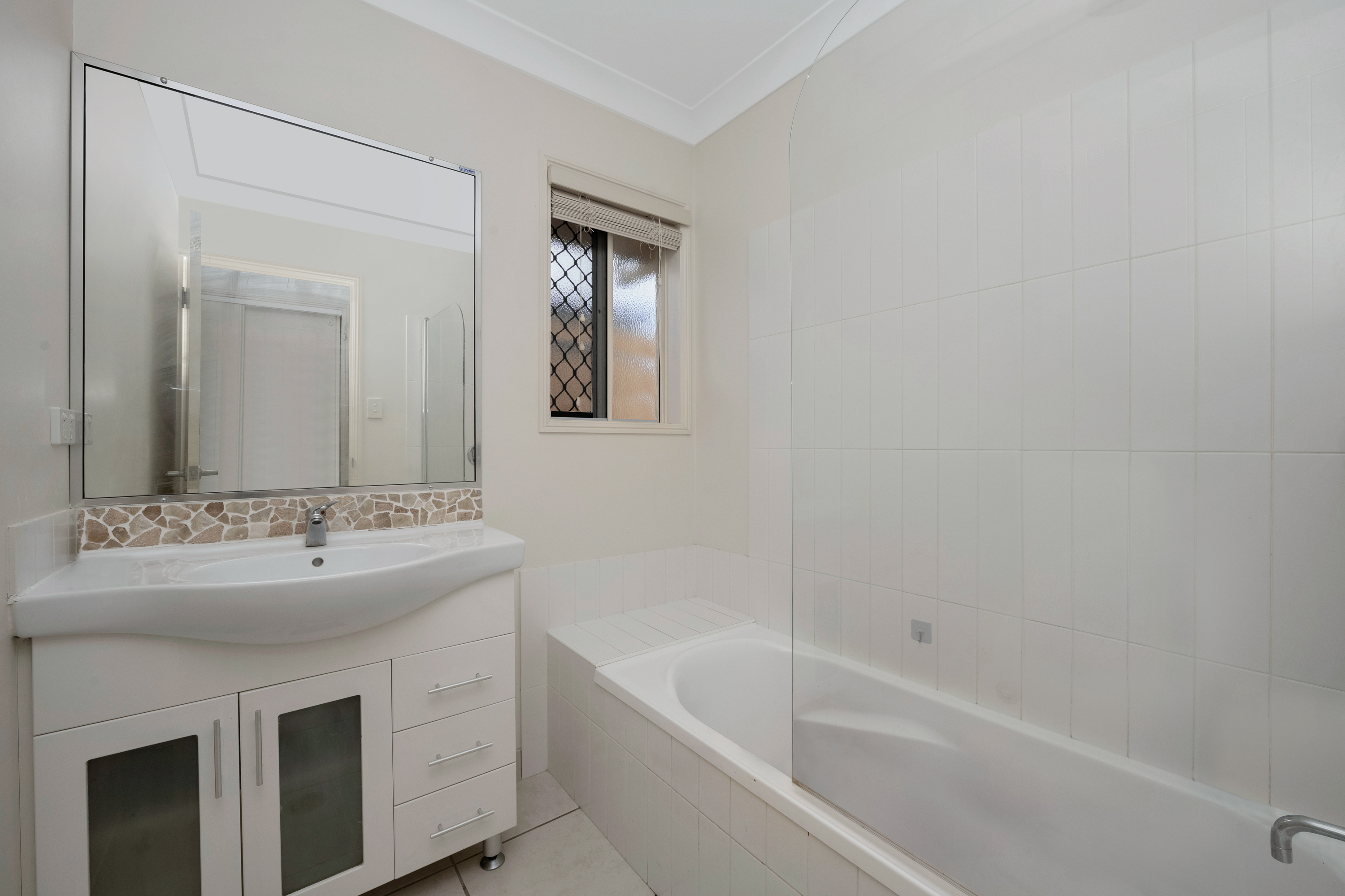 11 Henning Court, Bushland Beach - Thumbnail 8