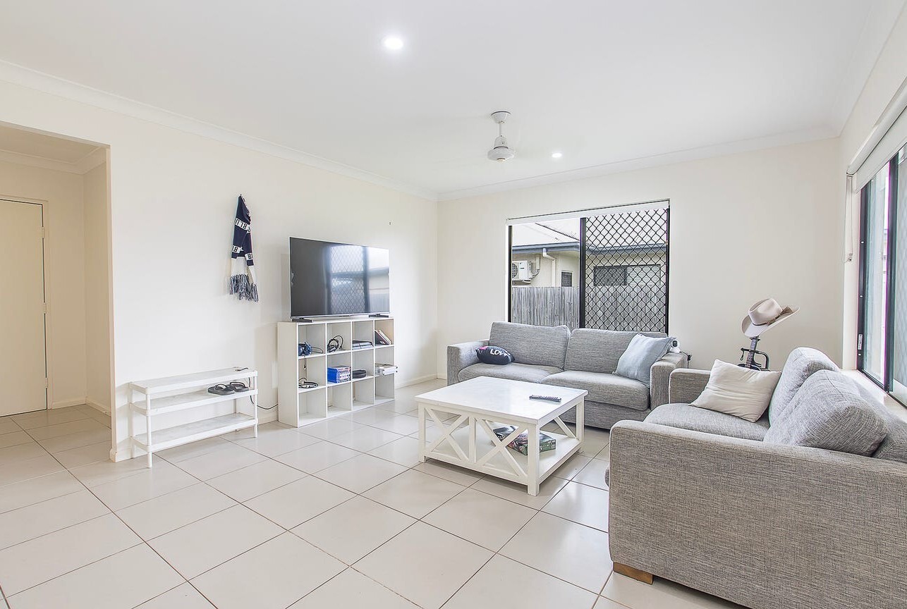 Photo 2 of 17 Carabeen Court, Mount Low