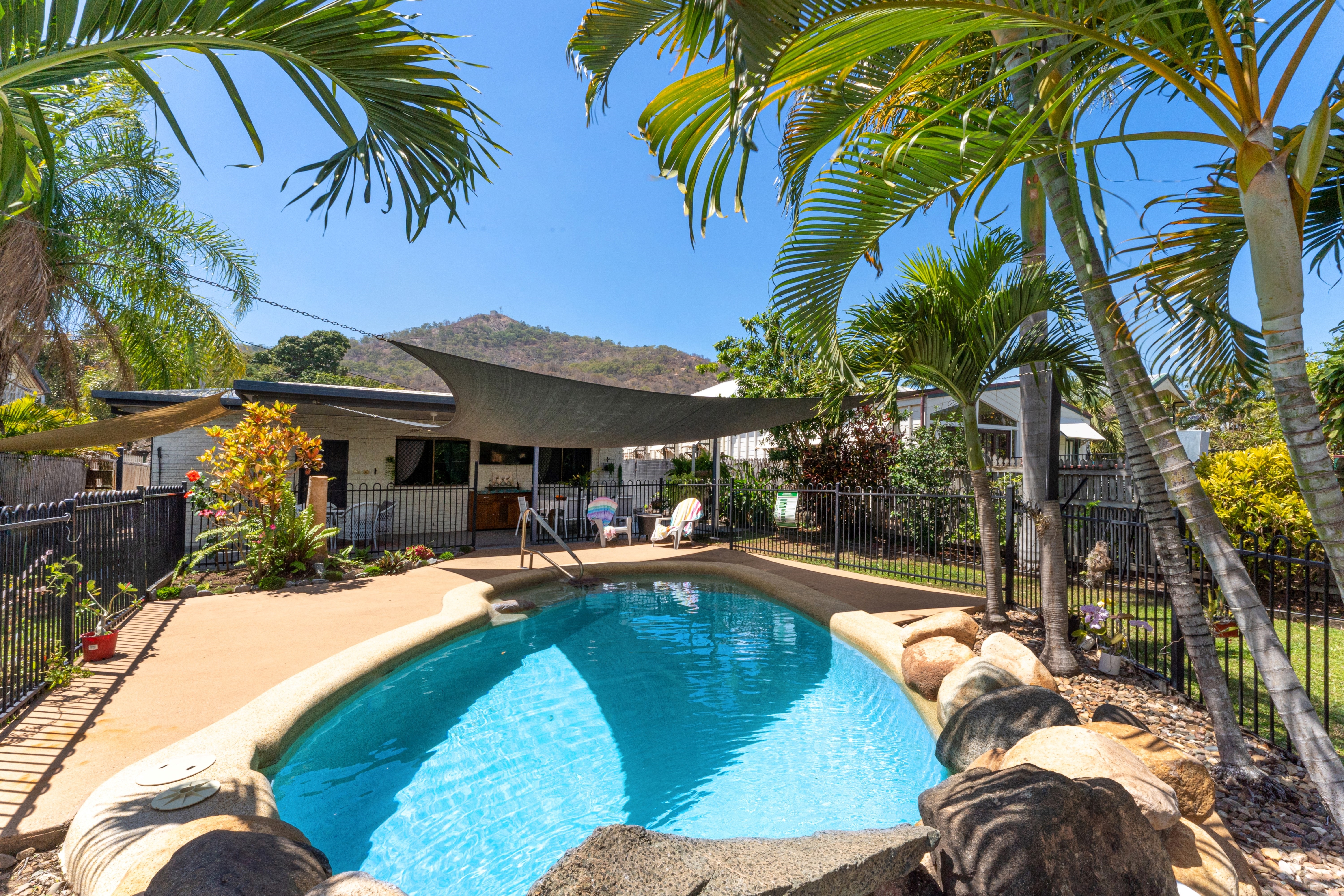 12 Garrick Street, West End - Image 1