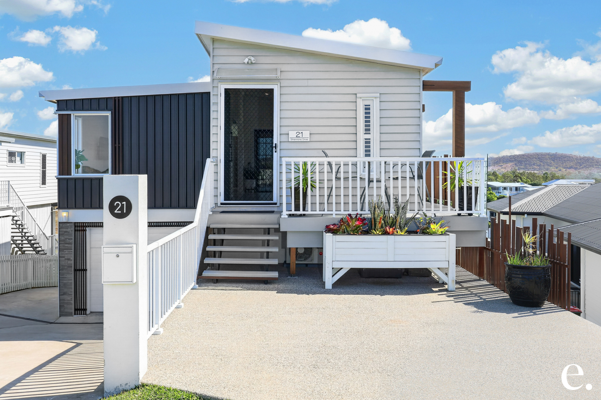 2/21 Shannons Drive, Lammermoor - Image 1