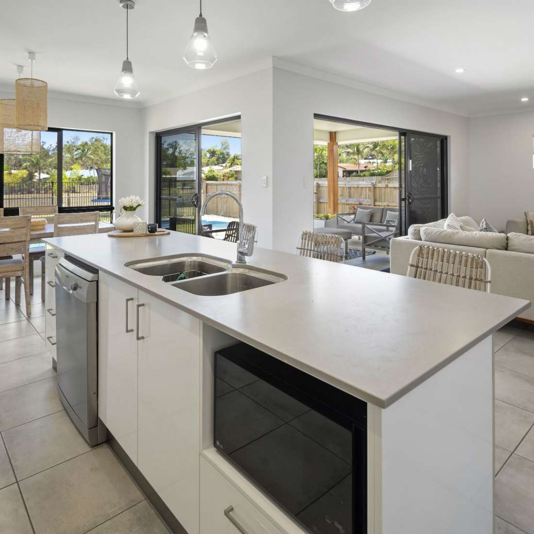 5 Jessamine Close, Cannonvale - Thumbnail 3